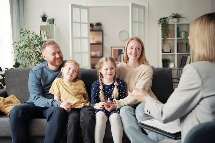 særbørn med deres forældre der taler med en jurist om fordelingen af arv